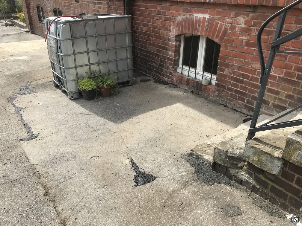 IMG 2712 (5239 Besuche) Weitere Asphaltrisse geflickt und Mauer/Gehwegbewuchs eingedämmt IMG 2712