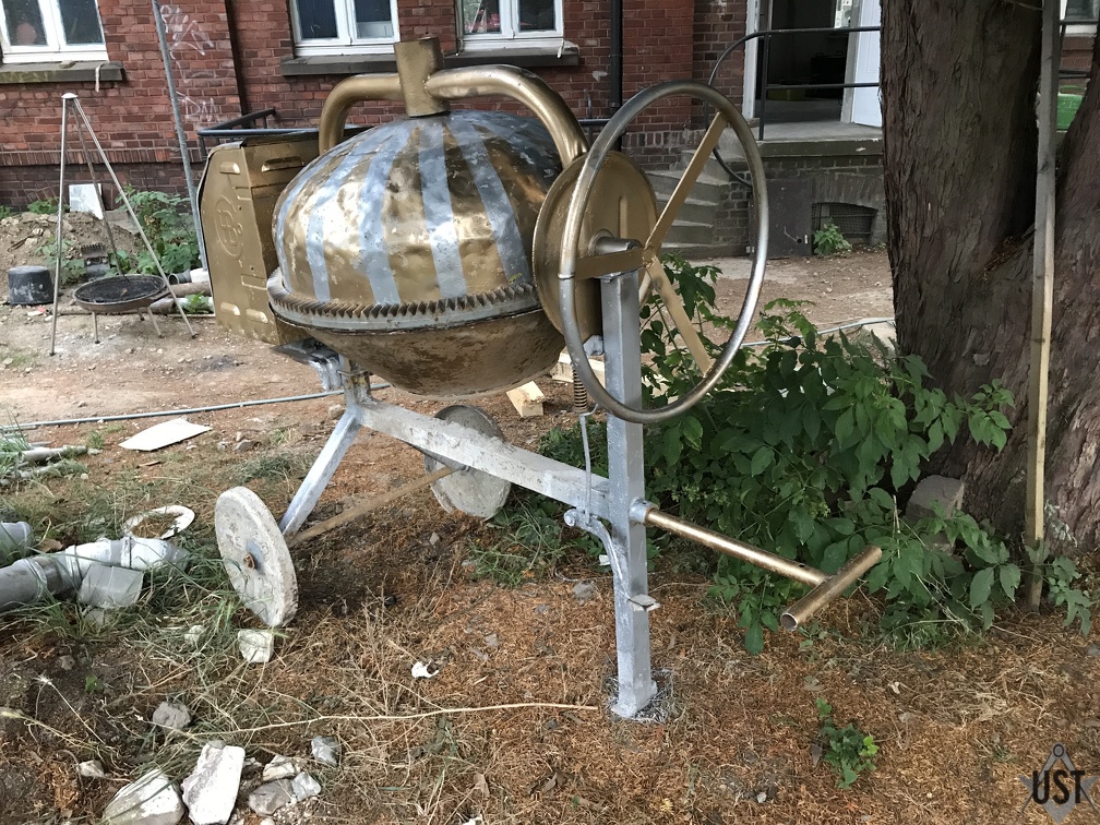 IMG 2769 (5014 Besuche) Ein Betonmischer in Gold und Silber. IMG 2769