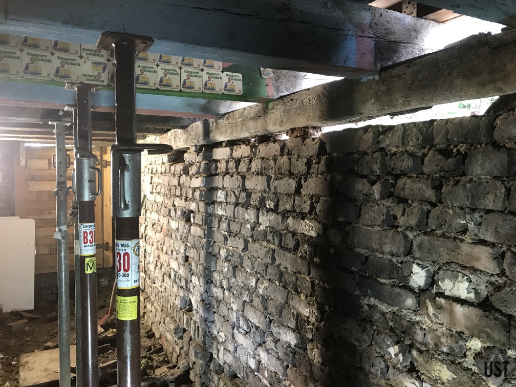 IMG 2930 (5107 Besuche) Untermörtelung des zu tauschenden Balkens ist rausgemeißelt IMG 2930