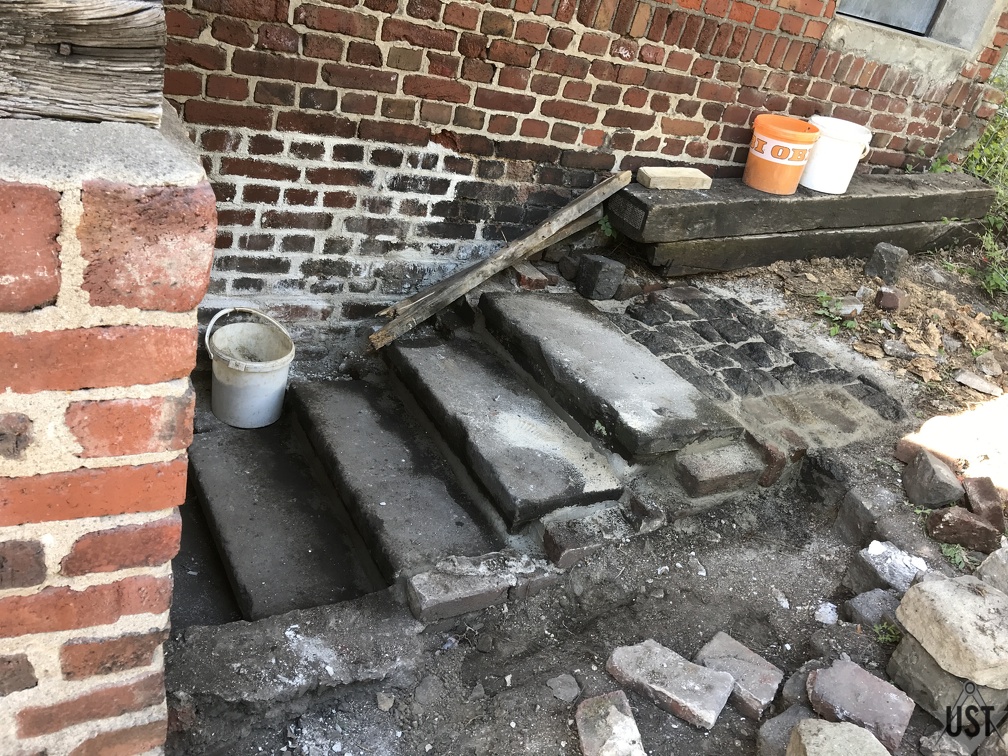 IMG 2952 (5121 Besuche) Pflaster vor der Treppe neu verlegt, Ziegelfläche neu vermörtelt IMG 2952