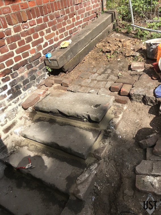 IMG 2951 (5048 Besuche) Oberste Treppenstufe neu gesetzt, andere Treppenstufen frisch vermörtelt IMG 2951