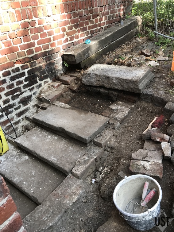 IMG 2949 (5362 Besuche) Treppenstufe kriegt neuen UNterbau IMG 2949