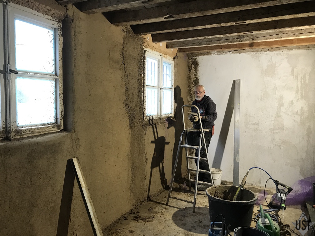 IMG 3319 (8993 Besuche) Letzte Züge des Lehmverputzens in der CAM-Werkstatt IMG 3319