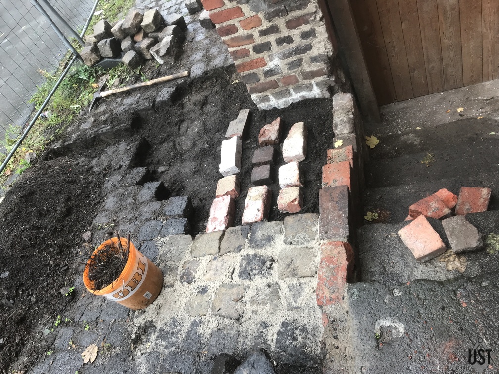 IMG 3328 (5538 Besuche) Ziegel ausgewählt und aufgereiht zum Aufmauern des Kellerabgangs IMG 3328