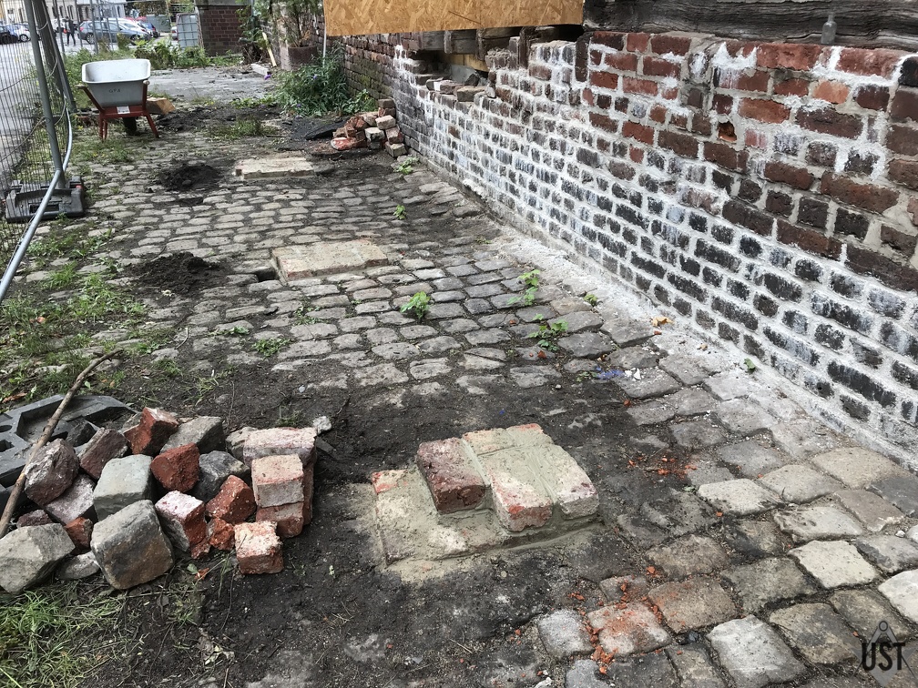 IMG 3354 (5282 Besuche) Die erste Schicht Ziegel wachsen aus dem Boden IMG 3354