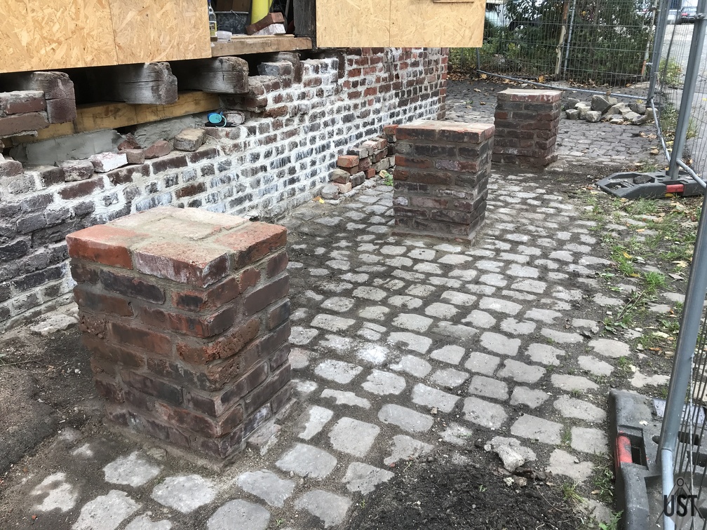 IMG 3403 (4838 Besuche) Sockel haben die Diensthöhe erreicht und sind frisch gebürstet. IMG 3403