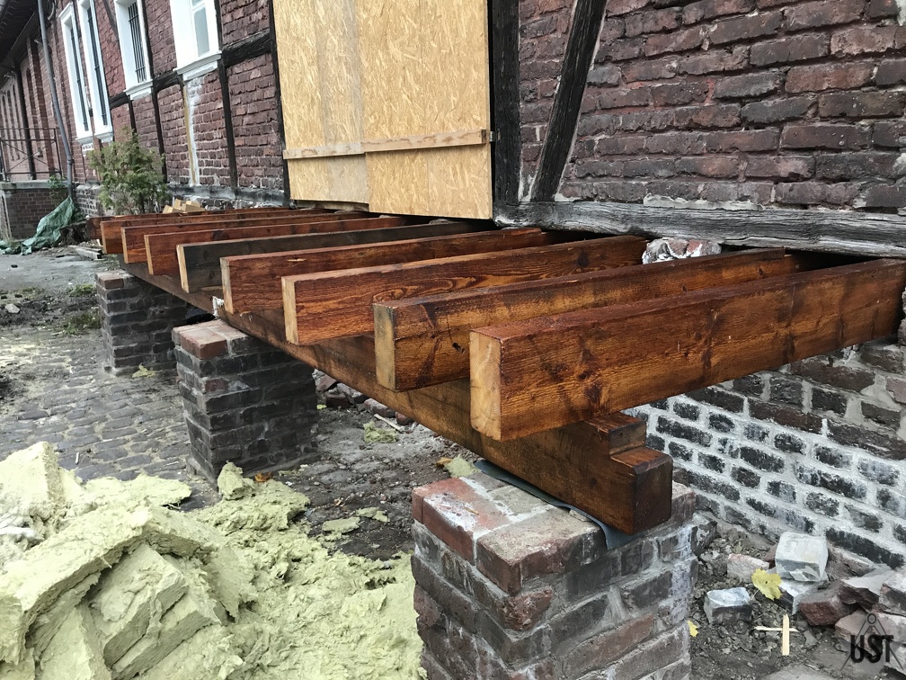 IMG 3447 (5227 Besuche) Tragebalken sind gesetzt und mit Leinöl eingelassen. IMG 3447