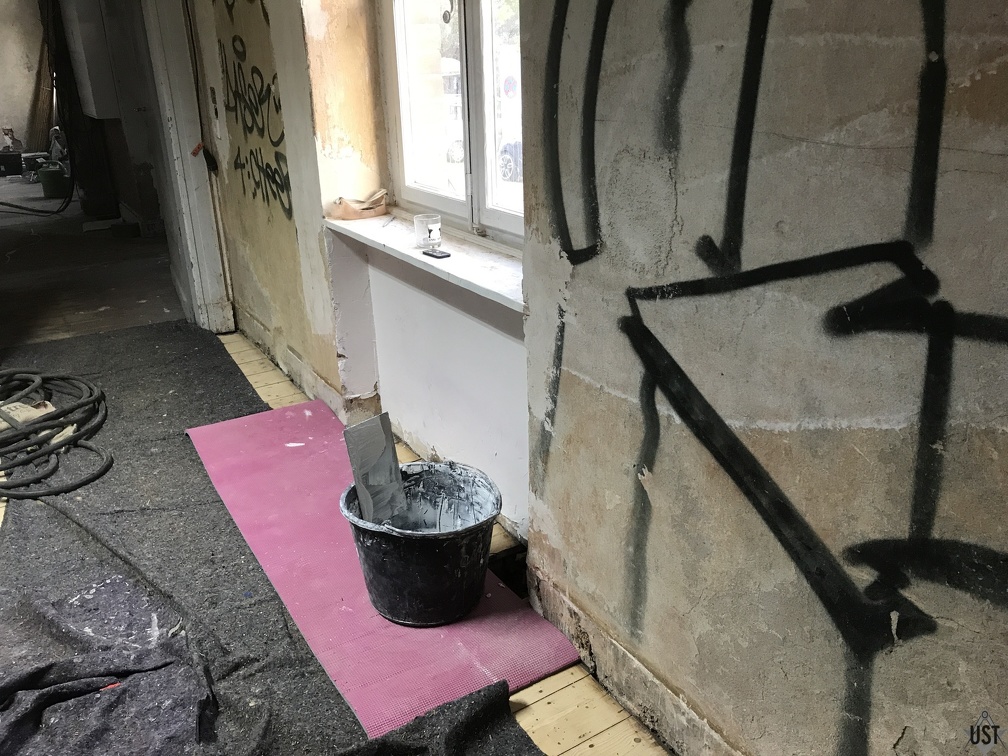 IMG 3483 (5344 Besuche) Kalkglätte in den Heizkörpernischen, Devtal-Lounge IMG 3483