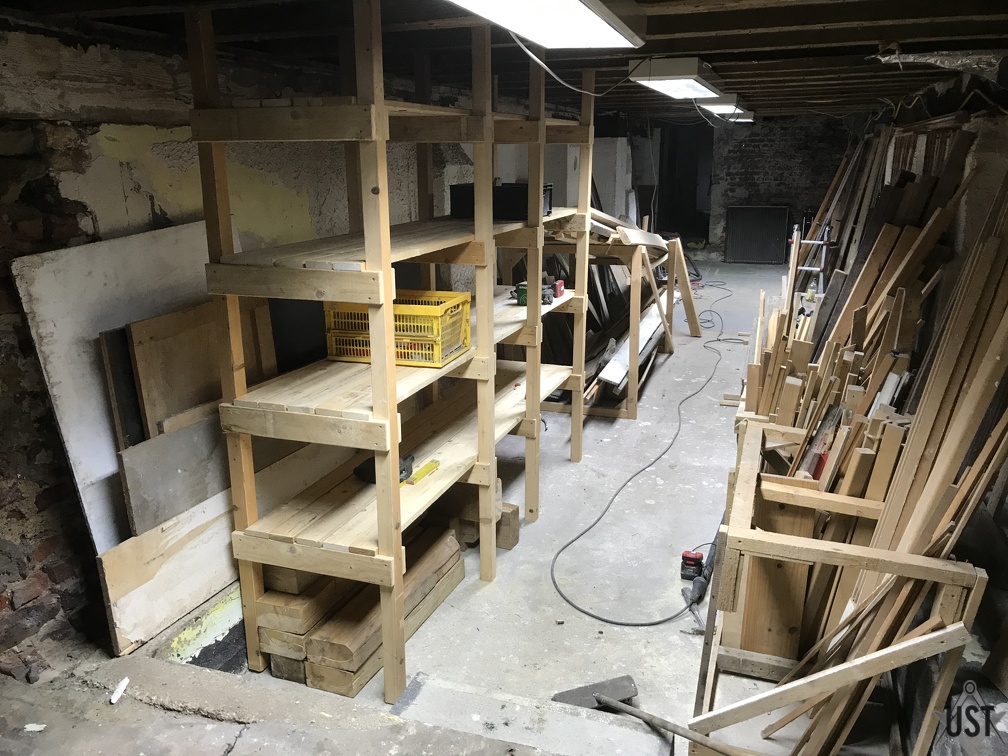 F7B8DA89-E059-4D8B-966D-1CFC9FD262C3 (4995 Besuche) Frisches Kellerregal steht und ist gesichert F7B8DA89-E059-4D8B-966D-1CFC9FD262C3