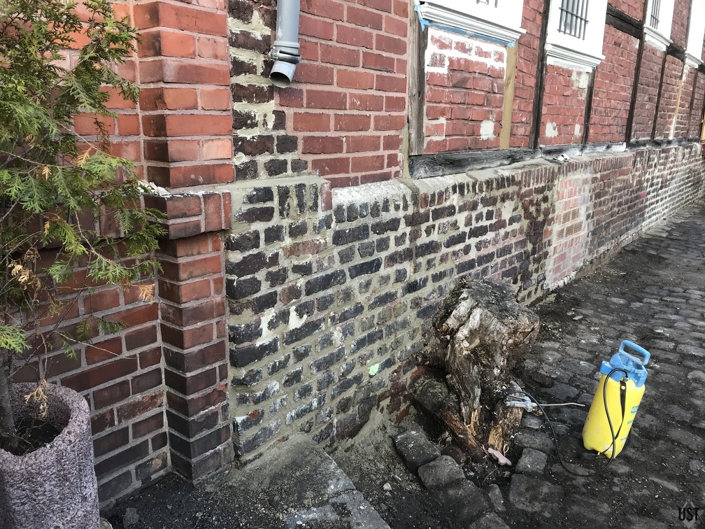 IMG 3545 (5030 Besuche) Fundamentmauer weiter ausgefugt, Übergang altes/neueres Gebäude IMG 3545