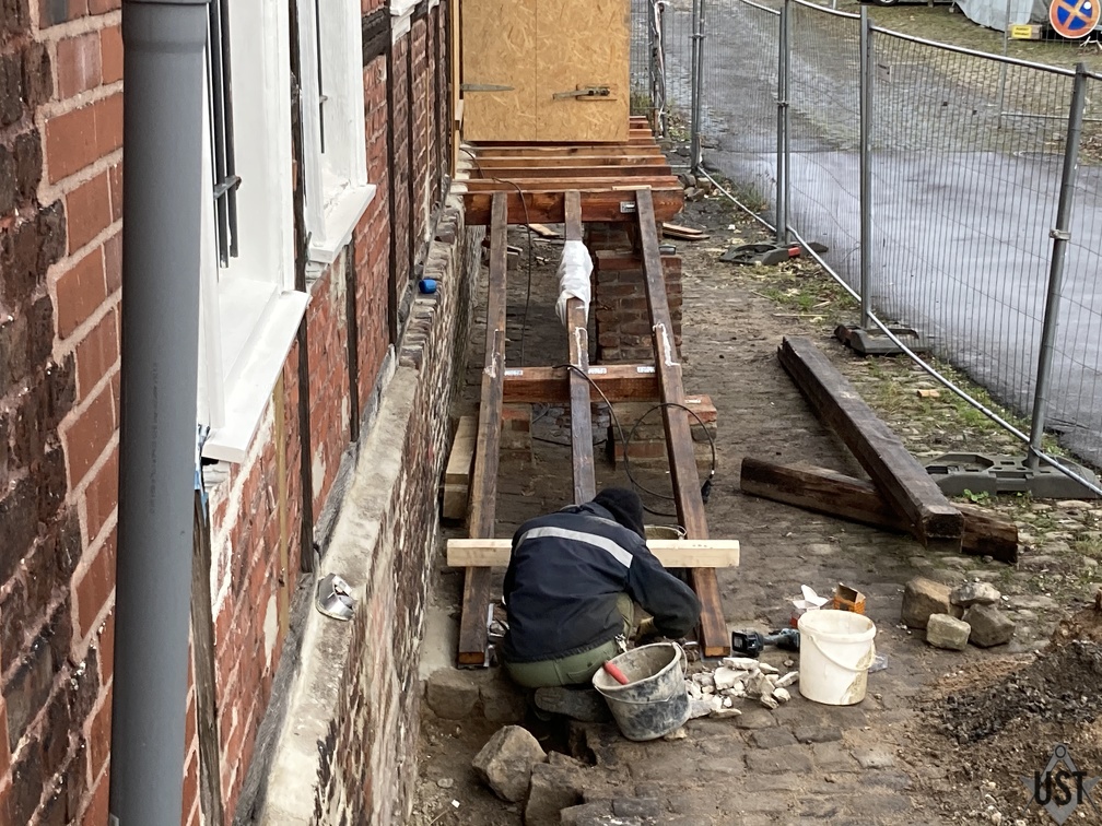 IMG 8140 (5096 Besuche) Rampenabschluss wird zementiert und verschraubt/verdübelt IMG 8140