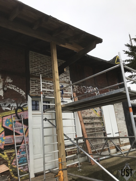 IMG 3969 (6396 Besuche) Oberer Tragebalken vergammeltes Endstück entfernt, neuer Abschluss angeblattet IMG 3969