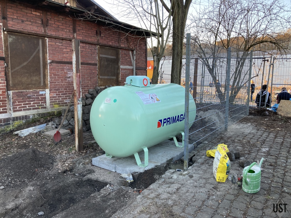 IMG 8335 (6496 Besuche) Erste Teilstücke Zaun stehen am Gastank IMG 8335