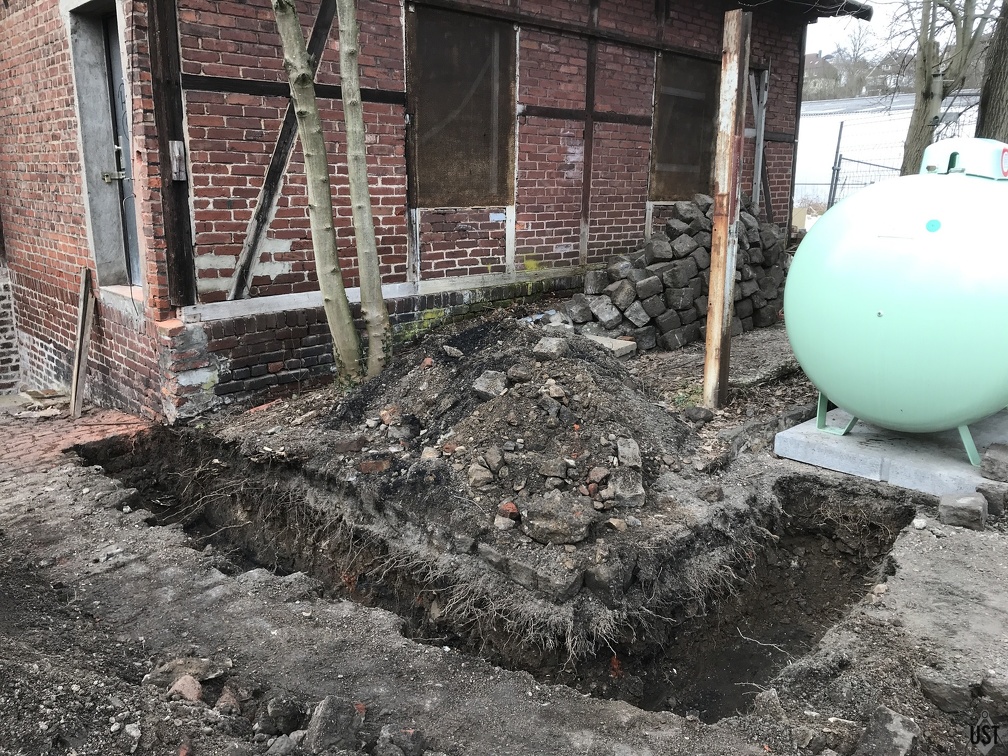 IMG 4059 (6616 Besuche) Graben für die Gasleitung ist ausgebaggert IMG 4059