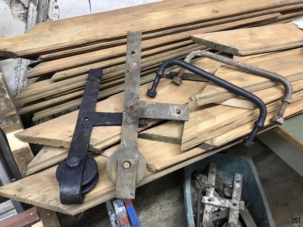 IMG 4105 (6433 Besuche) Unter dem Schmodder fanden sich Beschläge und Rollaufhängungen für das große Tor IMG 4105