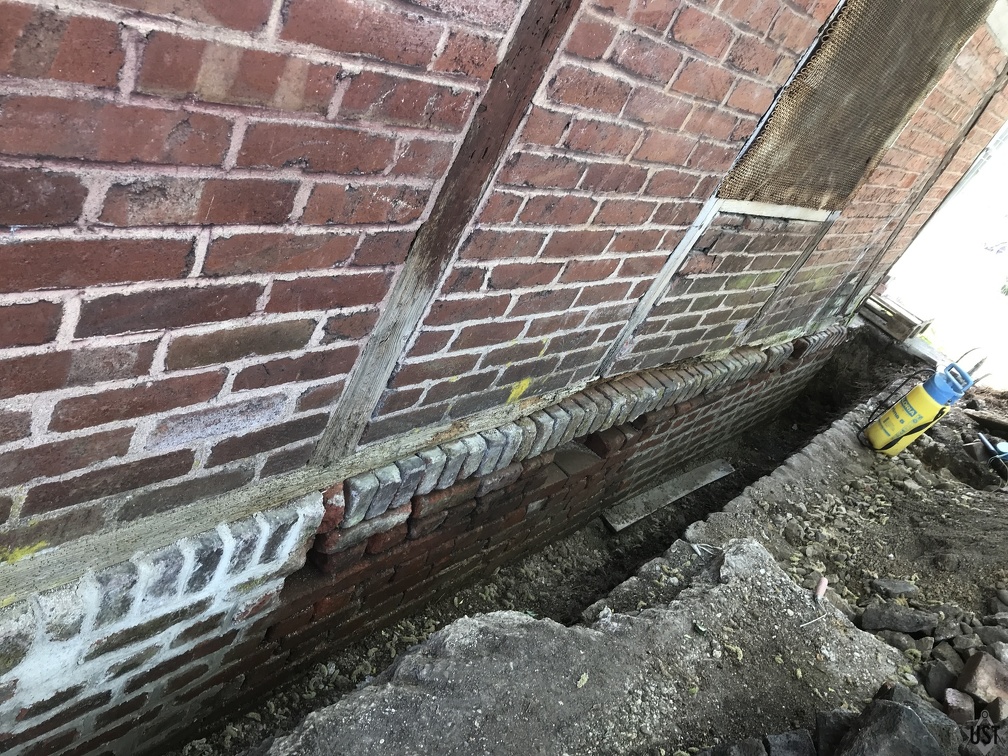 IMG 4439 (5738 Besuche) Fundamentmauern bis zur Bahnsteigrampe freigelegt, entwurzelt, teilweise neu verfugt IMG 4439