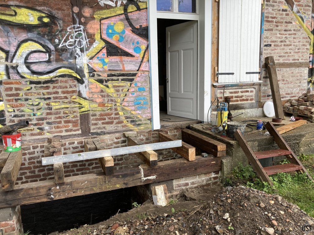 IMG 5074 (5663 Besuche) Letzter Balken ist gesetzt und vermörtelt für die hintere Rampe IMG 5074