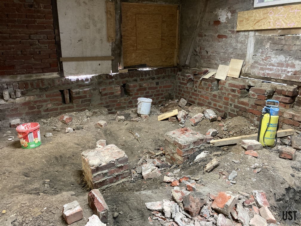 IMG 5498 (5310 Besuche) Fundamentmauer wird innen frisch verfugt und für die Bodenunterkonstruktion vorbereitet IMG 5498