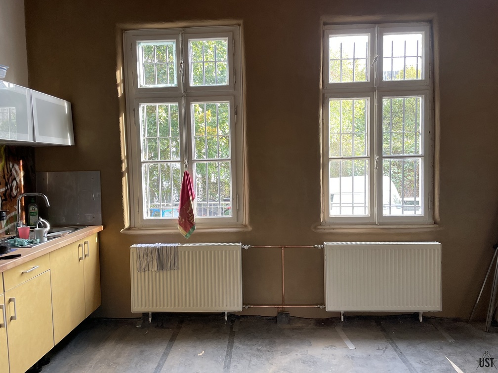 IMG 0544 (8028 Besuche) Empfangsraum, Heizkörper verrohrt/angeschlossen IMG 0544