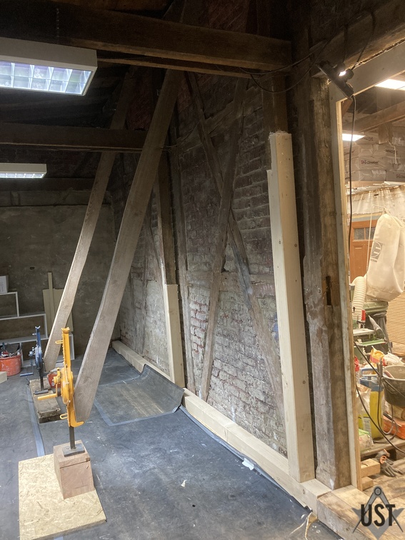 IMG 5866 (7677 Besuche) Die beiden maroden Stützbalken angeblattet. IMG 5866