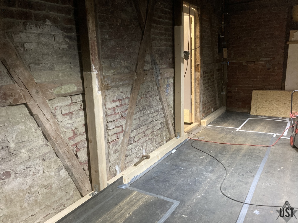 IMG 5879 (7923 Besuche) Währenddessen letzter maroder Balken an der Innenwand getauscht und verschraubt IMG 5879