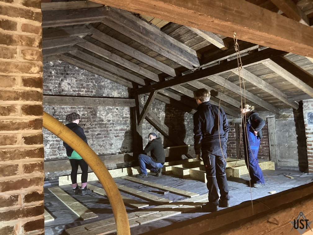 IMG 5878 (5936 Besuche) Das Gerüst für die Dämmstoffüllung nimmt erste Formen an IMG 5878