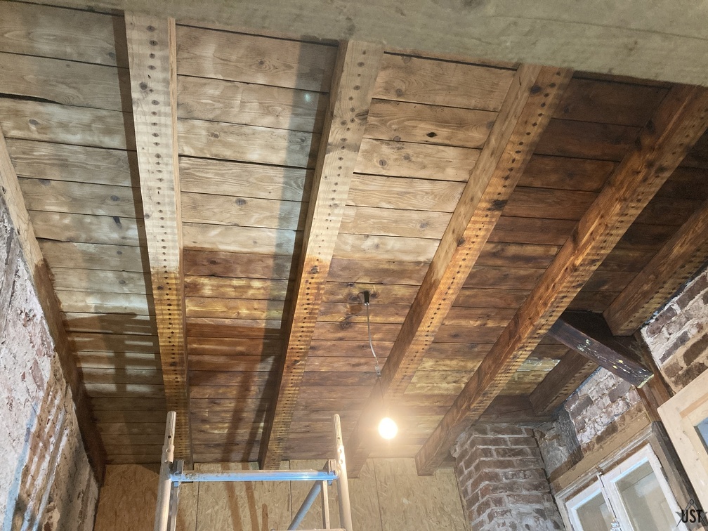 IMG 5978 (4442 Besuche) Decke im Shop wird geleinölt IMG 5978