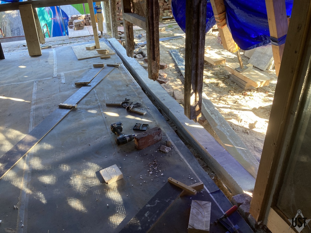 IMG 6955 (5908 Besuche) Verschalung vom neuen Betonfundament entfernt IMG 6955