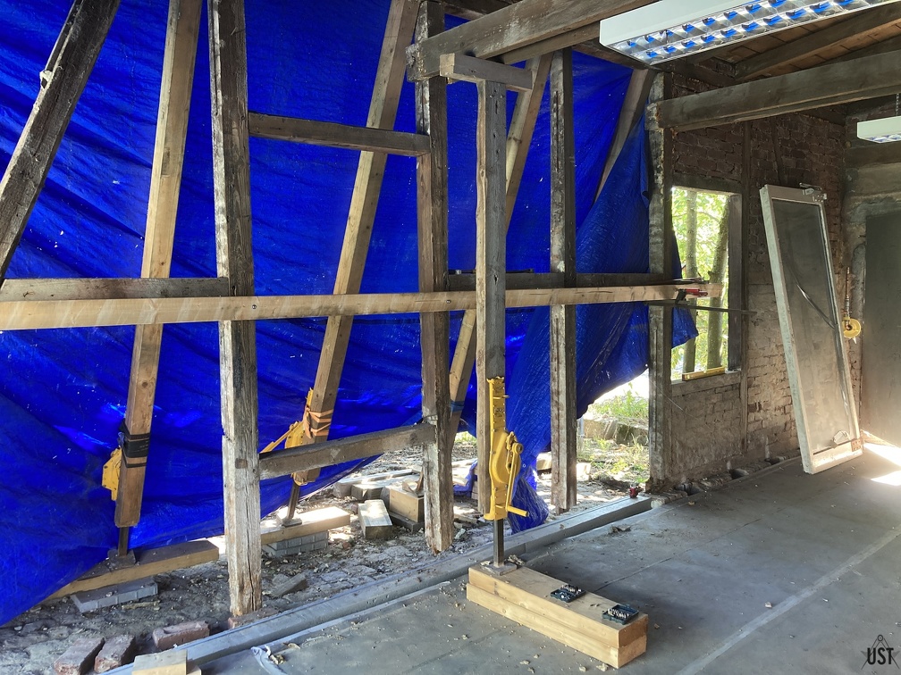 IMG 6956 (5943 Besuche) Einmal die Stützbalken aunsgerichtet und in Waage gebracht IMG 6956