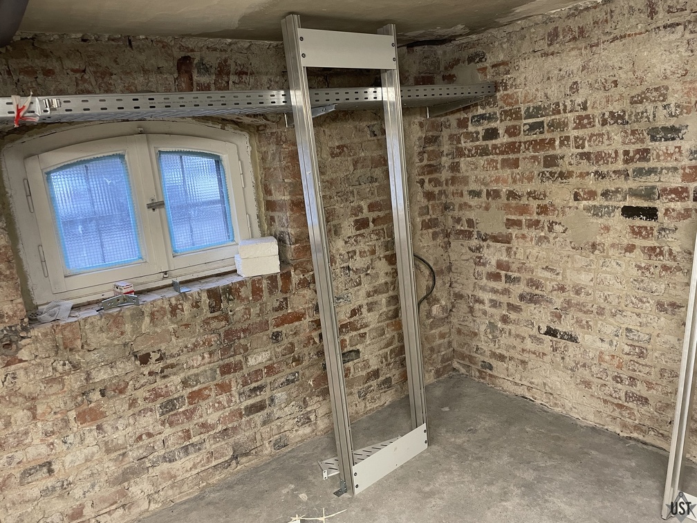 IMG 3010 (4173 Besuche) Rahmeninstallation für Serverracks IMG 3010