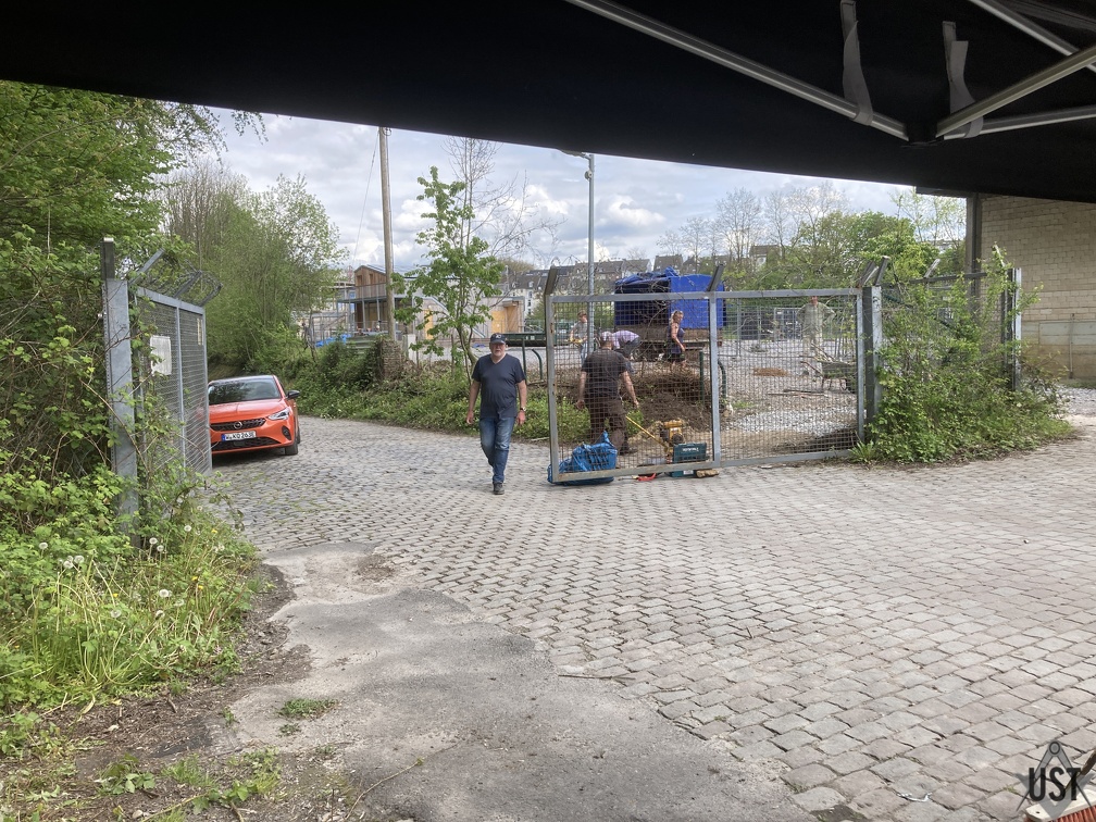 IMG 8225 (4002 Besuche) Zuwegung im Norden des UST-Campus wurde entmüllt, freigemacht und neu verpflastert IMG 8225