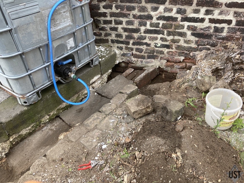 IMG 8294 (3957 Besuche) Man fragt sich, wie da Wasser in die Kellerwand kam IMG 8294