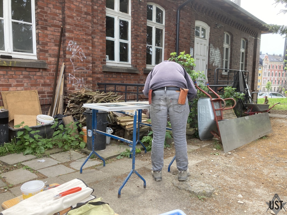 IMG 8292 (4661 Besuche) In die Fenster der Holzwerkstatt werden Gläser eingekittet IMG 8292