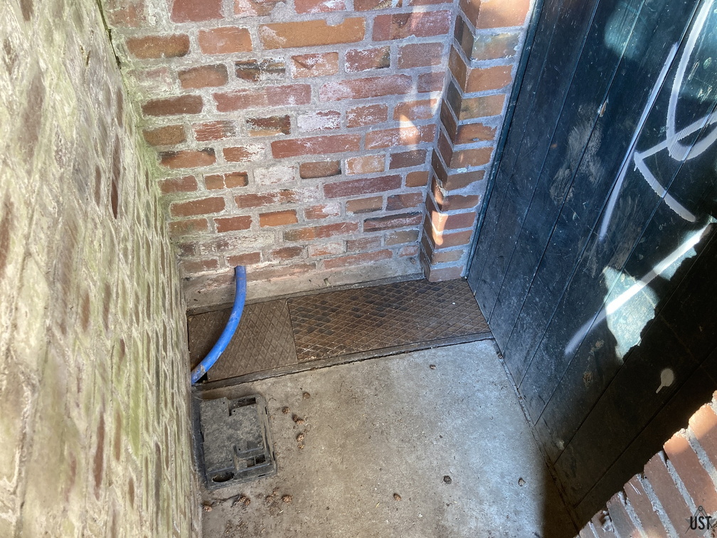 IMG 8369 (4173 Besuche) Man siehts nicht, aber die Metallabdeckungen passen nun in die Rinne IMG 8369