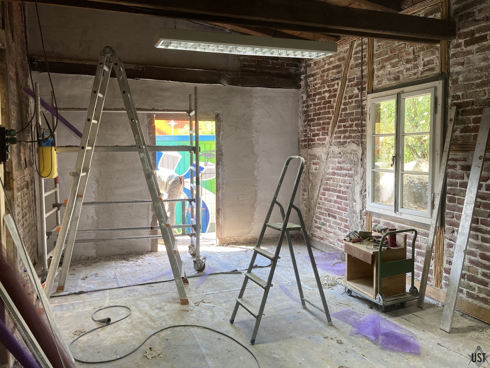 IMG 8368 (4025 Besuche) Die zweite Wand der Holzwerkstatt hat schon ein bisschen Putz abbekommen IMG 8368