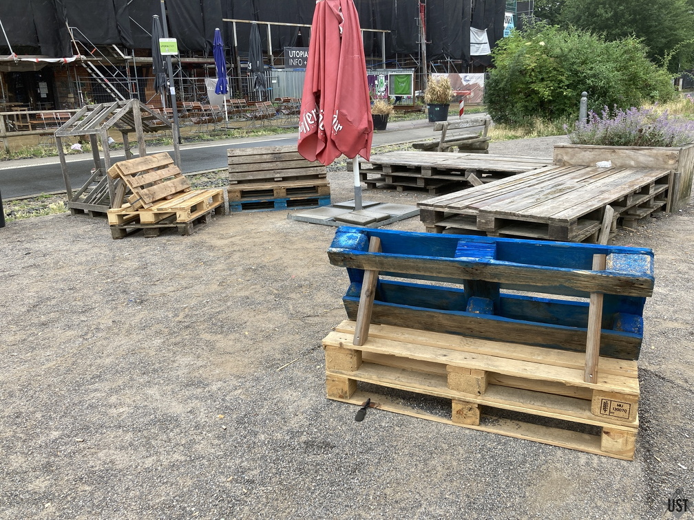 IMG 8405 (3965 Besuche) Inzwischen wandern die fünf neuen Bänke wie das Restmobiliar auch nach Bedarf umher IMG 8405