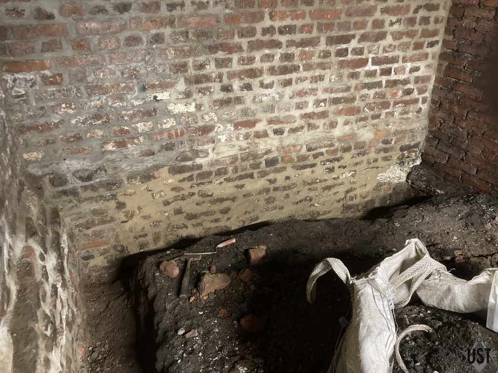 IMG 8408 (3981 Besuche) Loch in der Fundamentmauer im Bernsteinzimmer ist zu IMG 8408