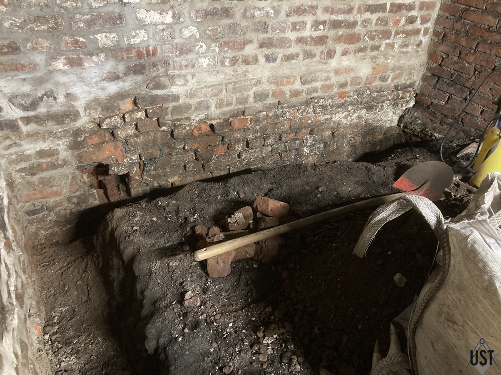 IMG 8407 (4100 Besuche) Die Fundamentmauer im Bernsteinzimmer hat noch ein Loch IMG 8407