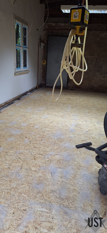 20231003 131827 (5095 Besuche) Holzwerkstattboden für das Streichen säubern. 20231003 131827