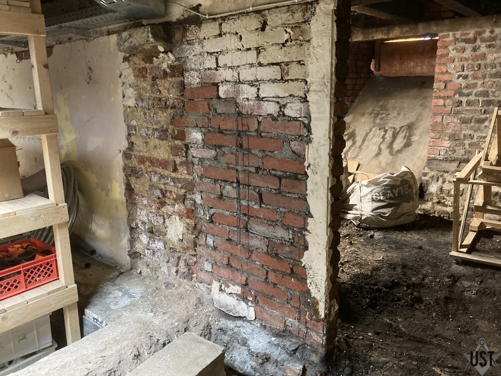 IMG 9834 (4998 Besuche) Die Säule braucht eine Reparatur. IMG 9834