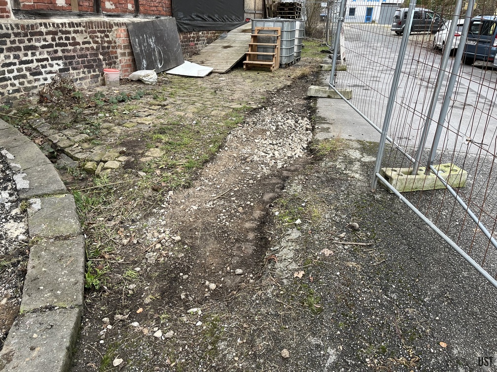 IMG 5070 (4070 Besuche) Ein Rest-Asphaltstreifen weiter hinten auch direkt entfernt IMG 5070