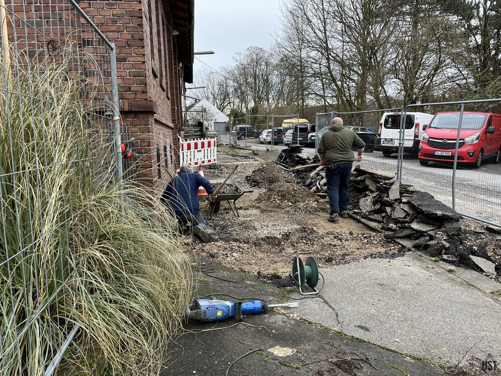 IMG 5069 (4100 Besuche) Ent-Asphaltierung vor der GPA schreitet voran IMG 5069