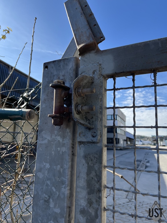 IMG 5257 (4483 Besuche) Geschweißte Aufhängung tut nun wieder ihren Dienst IMG 5257