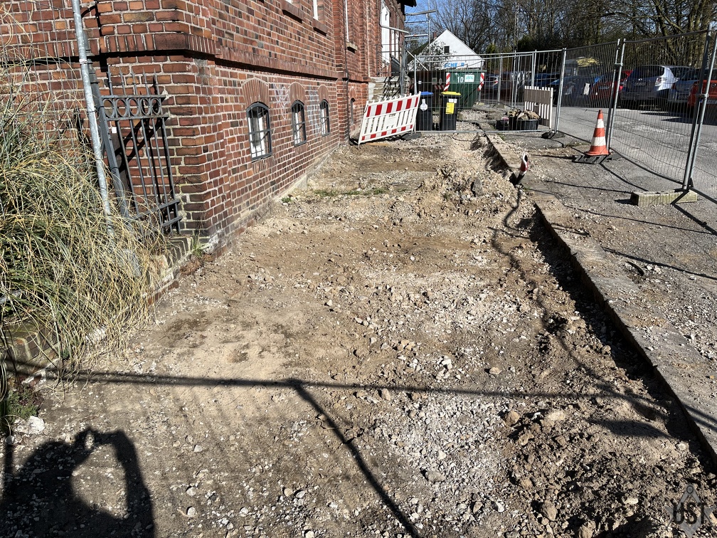 IMG 5270 (4686 Besuche) GPA-Vorplatzbegrünung: Vorbereitungen für den Baggereinsatz IMG 5270