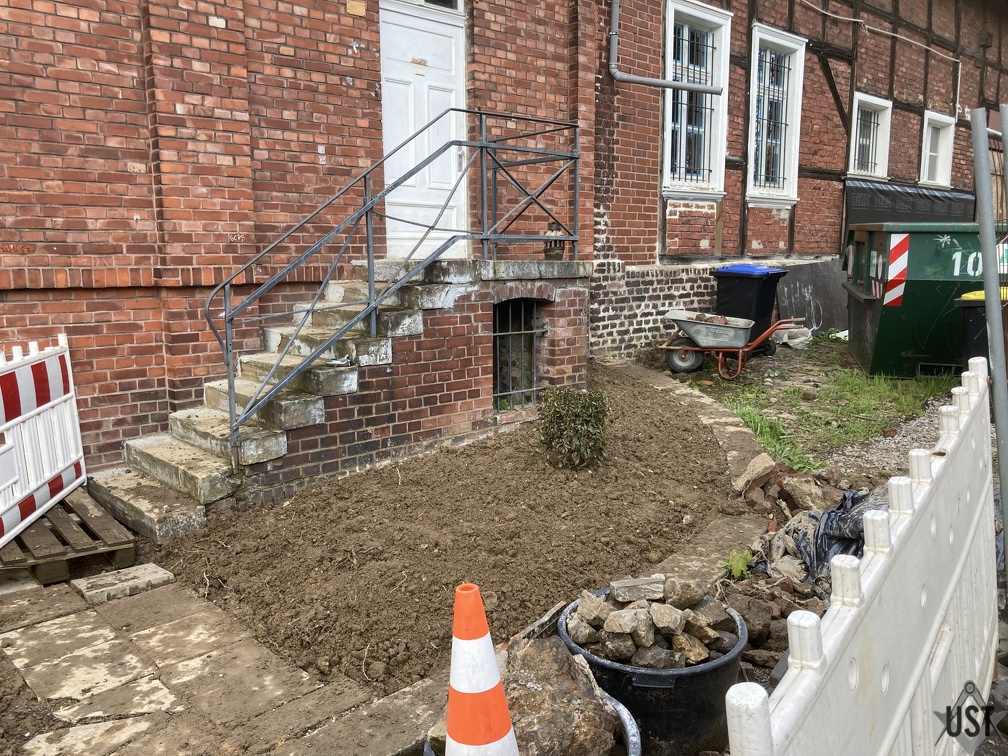 IMG 0191 (3977 Besuche) Erste Staude ist vor der GPA eingepflanzt IMG 0191