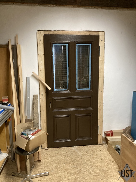 IMG 0416 (3914 Besuche) Irgendwann wurde eine restaurierte Tür in der Holzwerkstatt eingebaut IMG 0416