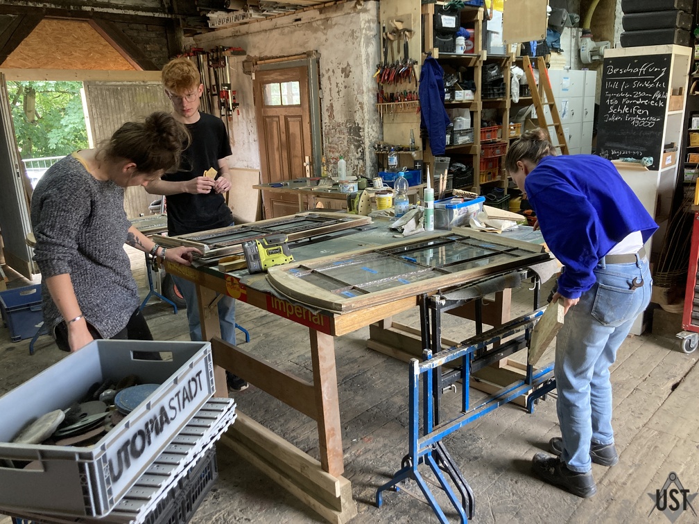 IMG 0561 (4365 Besuche) Fenster des Hauptgebäudes werden saniert IMG 0561