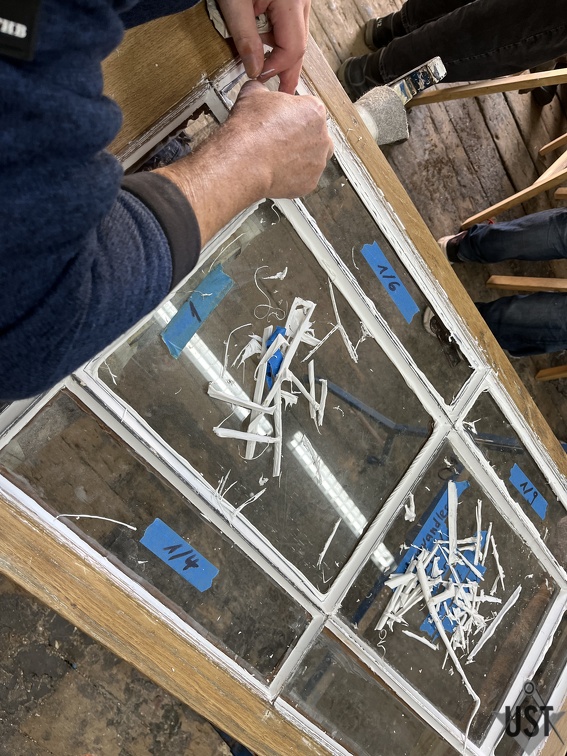 IMG 6408 (3880 Besuche) An der Fensterverkittung wird der letzte Schliff angelegt IMG 6408