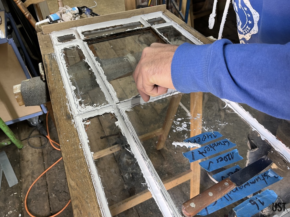 IMG 6409 (3829 Besuche) Fenster des Hauptgebäudes, Verkitten der Verglasung IMG 6409