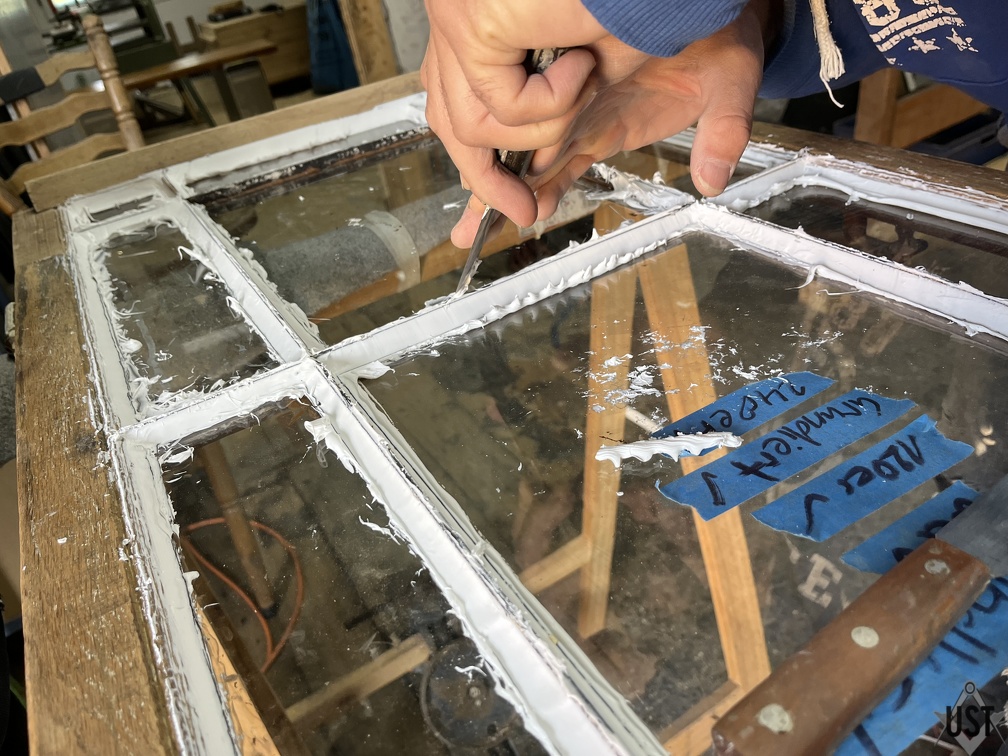 IMG 6410 (3906 Besuche) Fenster des Hauptgebäudes, Verkitten der Verglasung IMG 6410